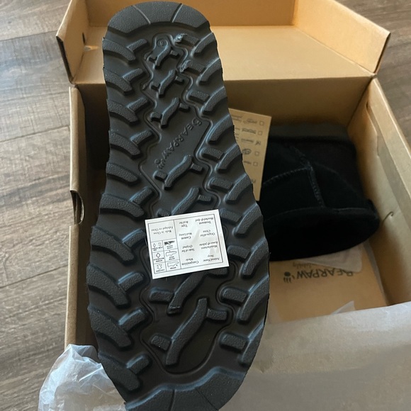 NWT size 8 BearPaw shorty boots in black with NeverWet technology. - Picture 7 of 7